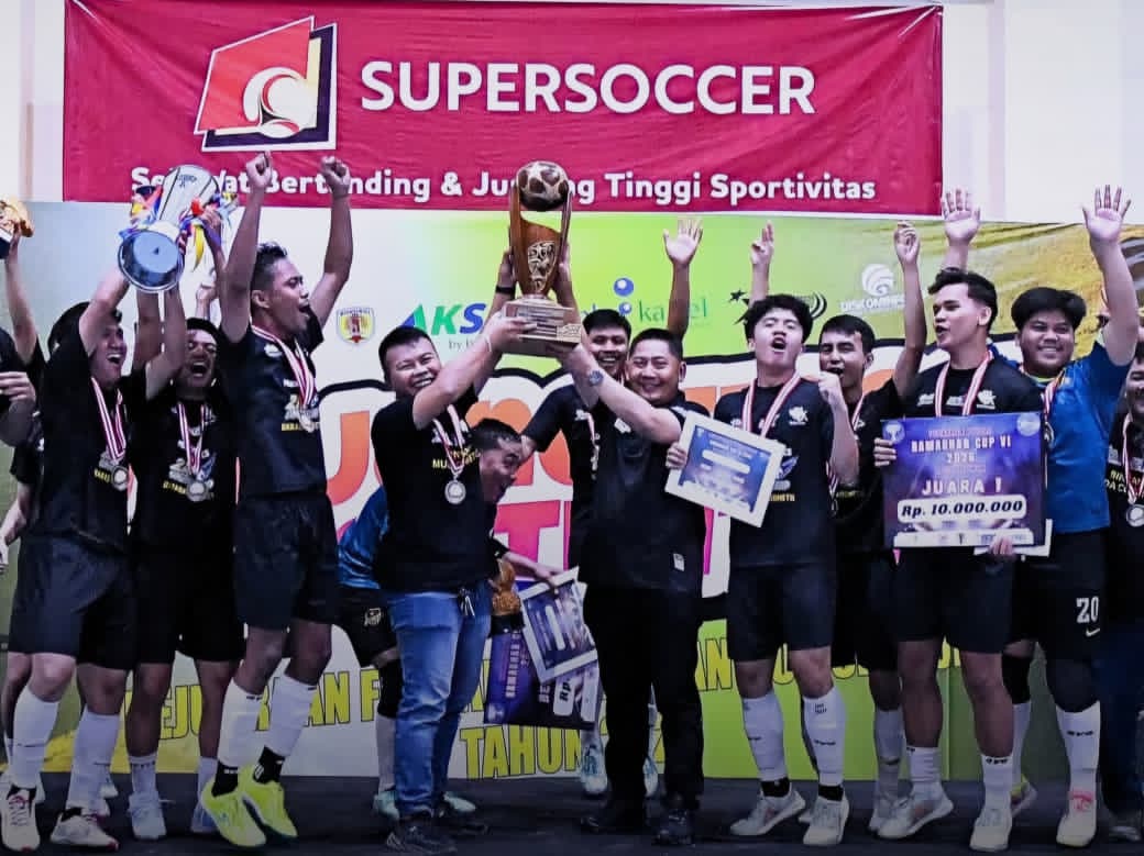 JUARA:Bupati HST, Samsul Rizal menyerahkan piala Turnamen Futsal Ramadan Cup 2026 kepada manajer BMC FC di GOR Murakata Barabai, Senin (16/3/2026).  