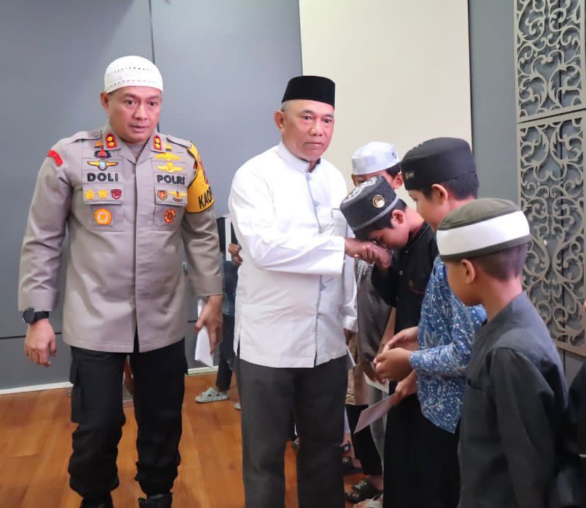 TERHARU: Bupati Kotabaru, H Muhammad Rusli bersama Kapolres Kotabaru, AKBP Doli M Tanjung menyalami anak yatim di Kotabaru, Senin (16/3/2026).