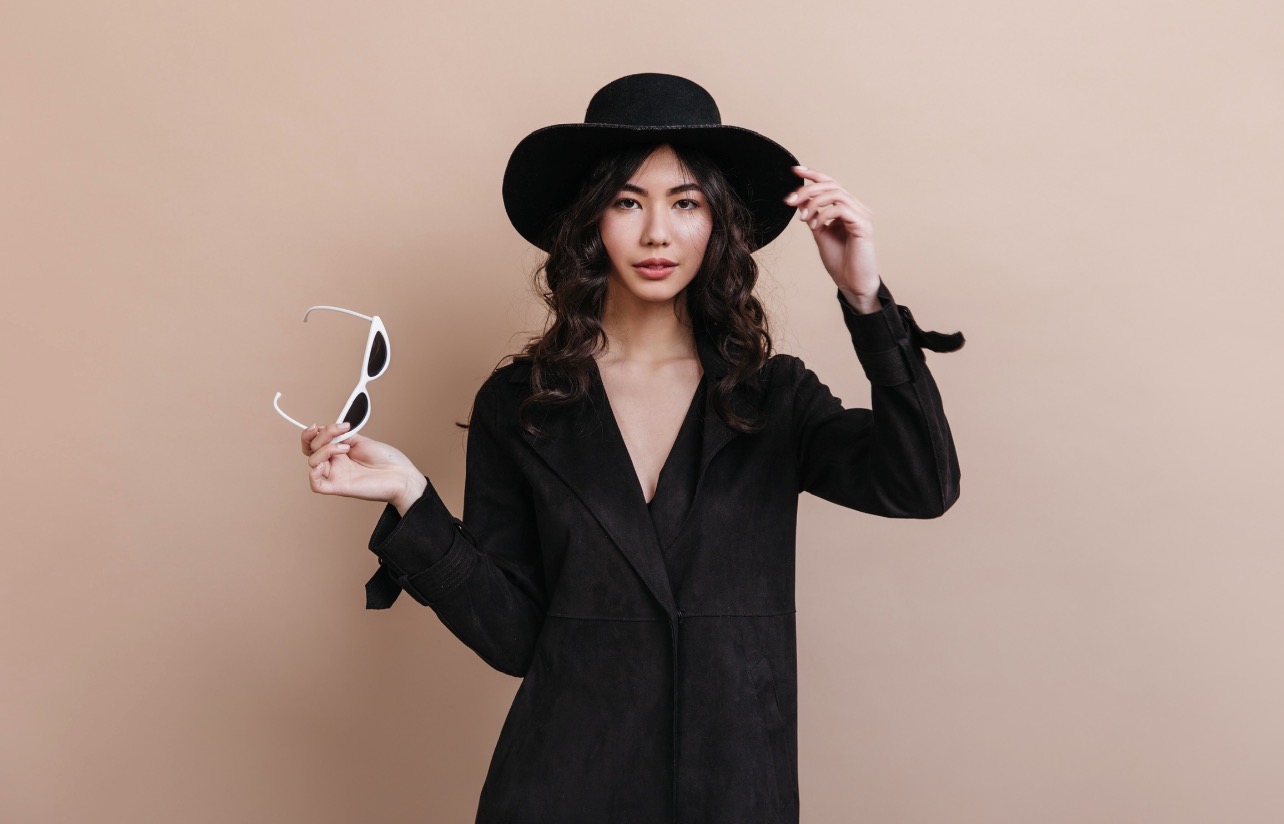 CATCHY: Riasan yang tepat akan membuat penampilan dengan outfit gelap semakin stand out. (Foto: Freepik)
