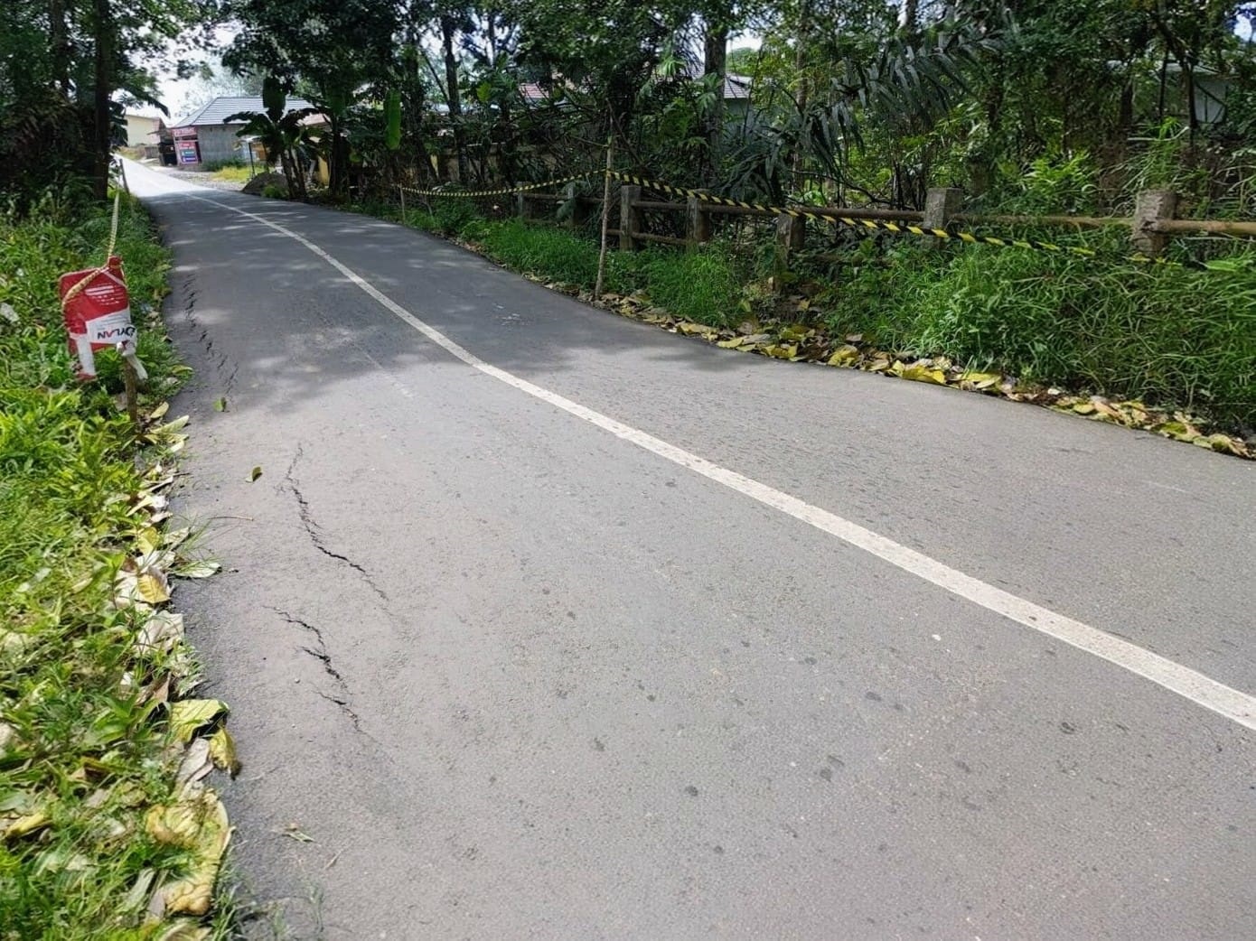 RETAK: Kondisi badan jalan di dekat jembatan di Kecamatan Pengaron, Kabupaten Banjar. 