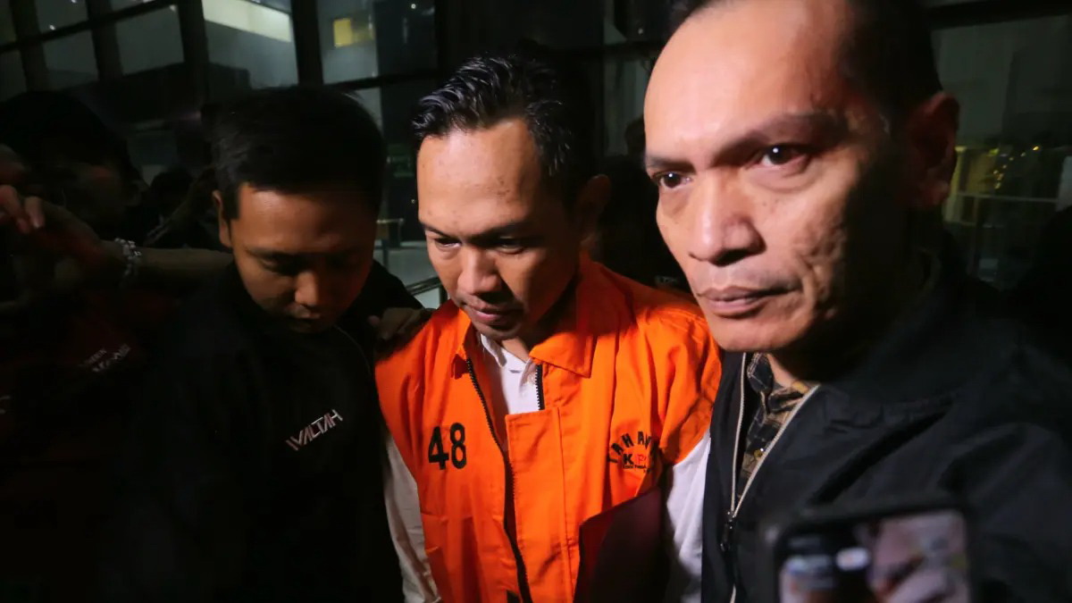 DITAHAN: Bupati Cilacap Syamsul Auliya Rachman mengenakan rompi tahanan usai terjaring OTT KPK, Jakarta, Sabtu (14/3). (Dery Ridwansah/Jawa Pos)