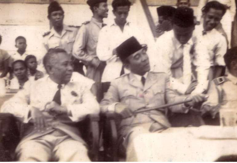 AKRAB: dr. Moerdjani saat bersama Bung Karno di lapangan Merdeka Banjarmasin.