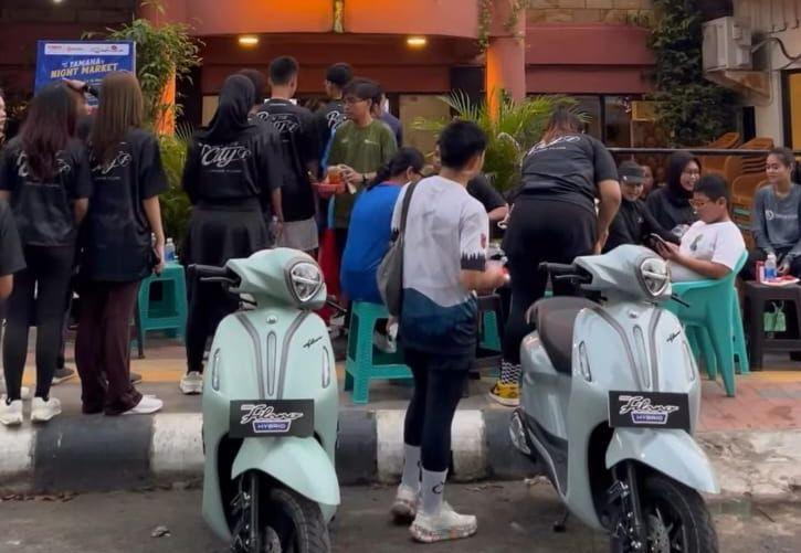 Sejumlah meja, kursi, dan panggung live musik terlihat memenuhi area trotoar dan badan jalan di kawasan Jalan Hasanuddin HM. Kondisi itu menuai kritik karena dinilai merampas hak pejalan kaki 