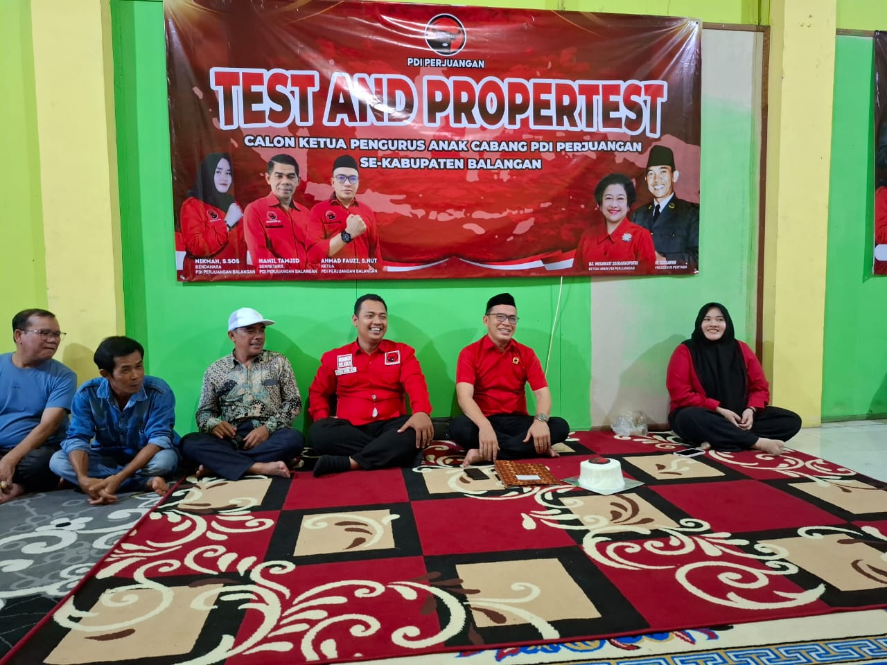Jajaran pengurus dan kader PDI Perjuangan Balangan saat pelaksanaan tes kepatutan dan kelayakan calon Ketua PAC di Sekretariat DPC, Paringin Selatan. 