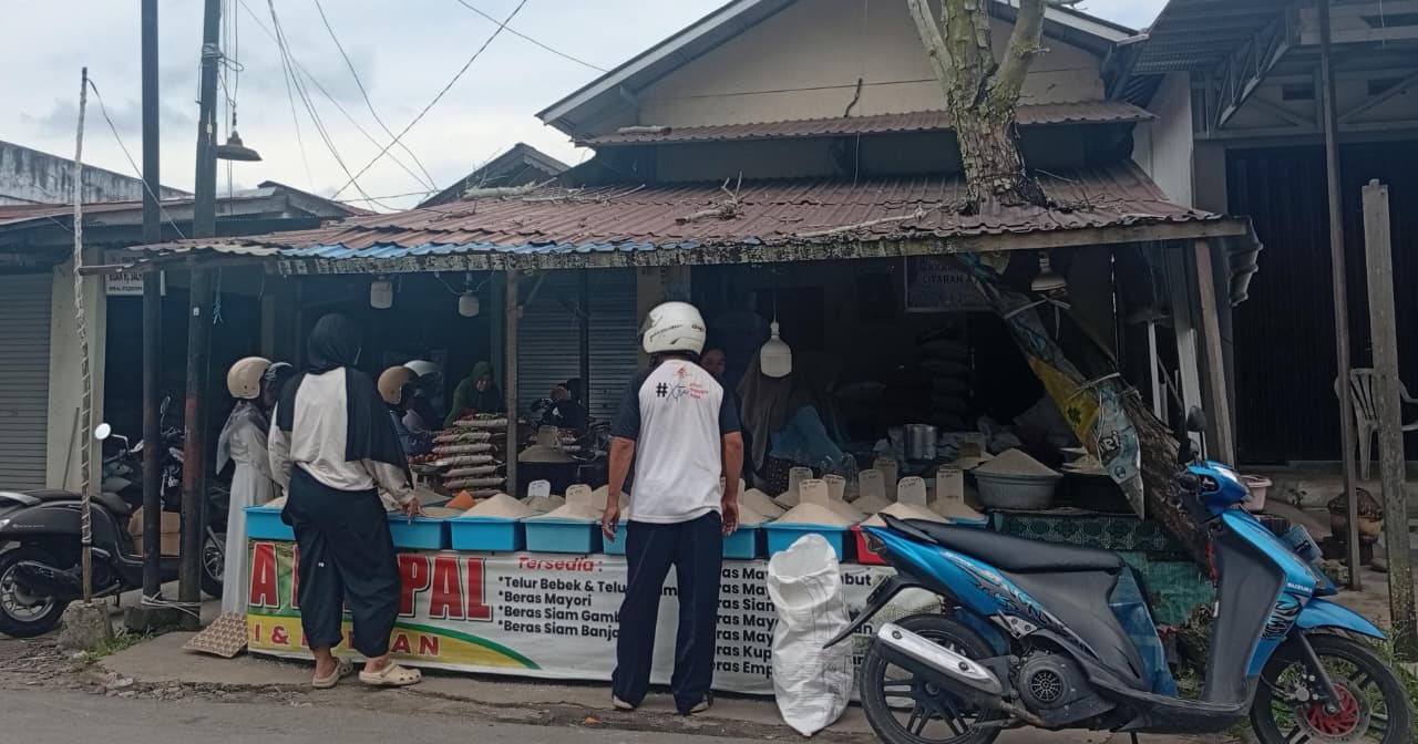 Toko beras di Kandangan diserbu pembeli untuk keperluan zakat fitrah. 