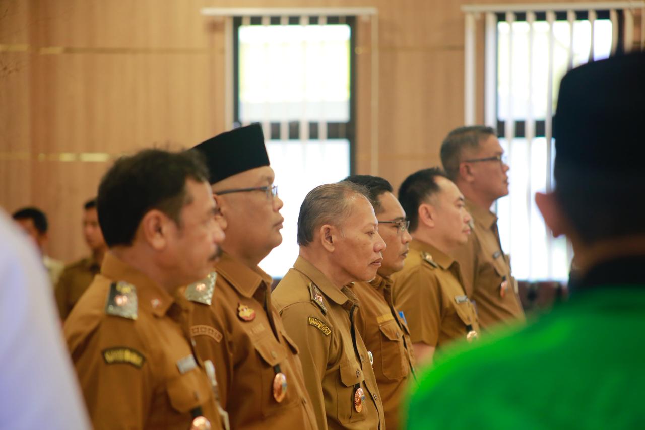 Bupati Kotabaru H Muhammad Rusli melantik enam pejabat Pimpinan Tinggi Pratama.