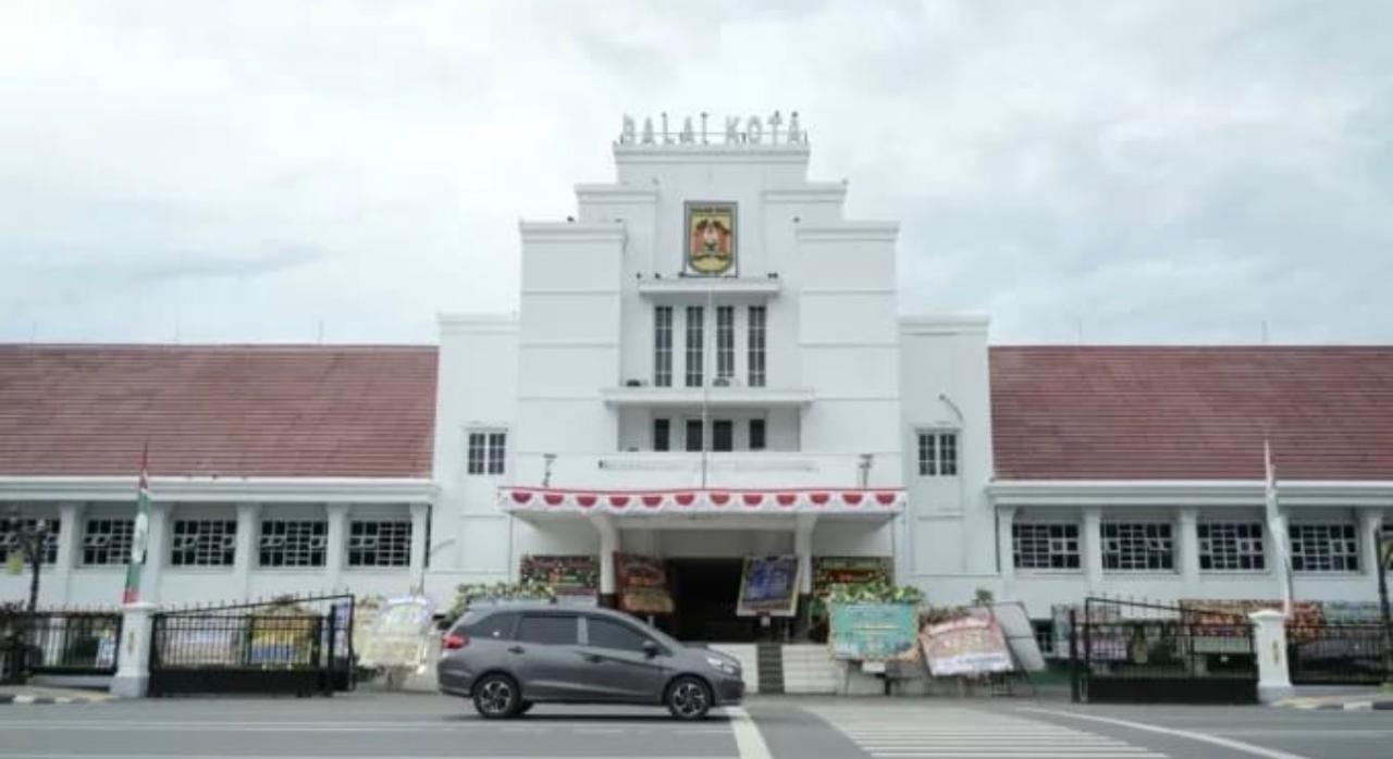 Pemerintah Kota Banjarbaru memastikan seluruh Tunjangan Hari Raya (THR) bagi aparatur telah dibayarkan secara penuh. 