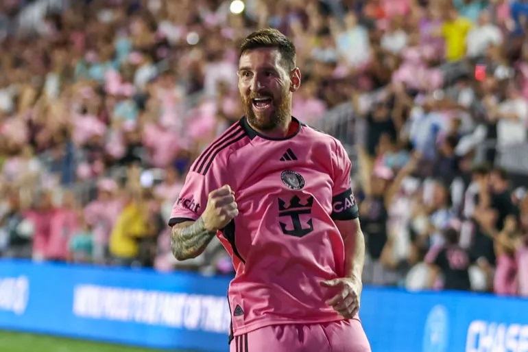 DIPULANGKAN: Lionel Messi kini berseragam Inter Miami, Joan Laporta dikabarkan ingin memulangkan sang mega bintang ke Barcelona. 