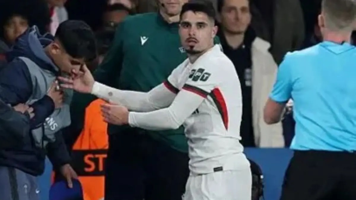 LOLOS: Pemain Chelsea Pedro Neto lolos dari sanksi UEFA setelah mendorong anak gawang. (AFP)