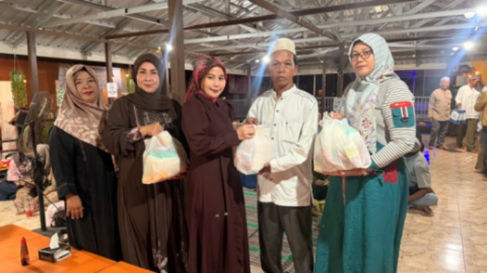 SILATURAHMI:Anggota DPRD Kota Banjarmasin Fraksi PAN, Jami'ah Rizaldi membagikan sembako kepada relawan dan tim pemenangan di Rumah Makan Pondok Alam, Selasa (17/3/2026).