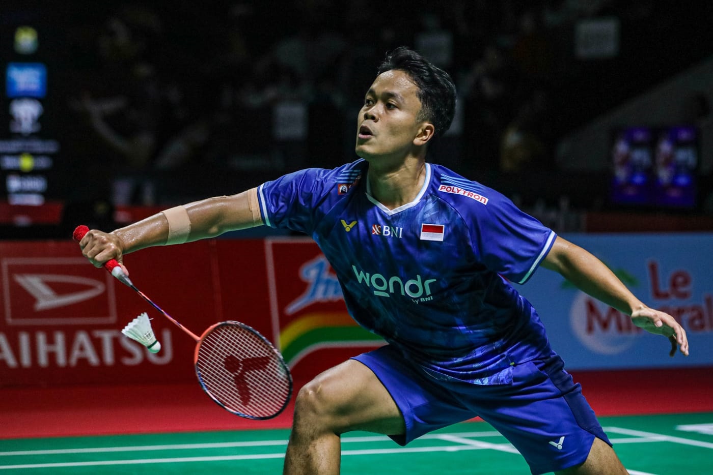 FOKUS: Pebulu tangkis Indonesia Anthony Sinisuka Ginting mengembalikan kok. 