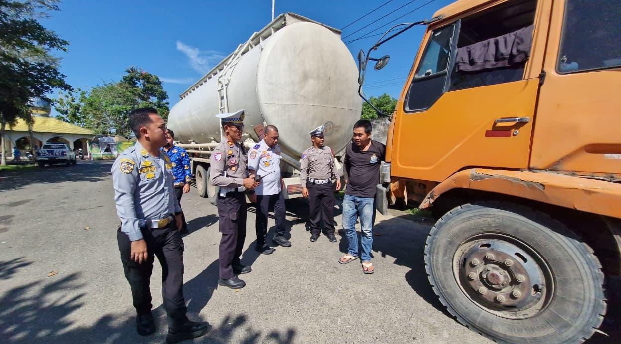DIHENTIKAN: Puluhan truk angkutan barang menjalani pemeriksaan dari kepolisian dan Dishub HSU untuk memastikan kelayakannya. 