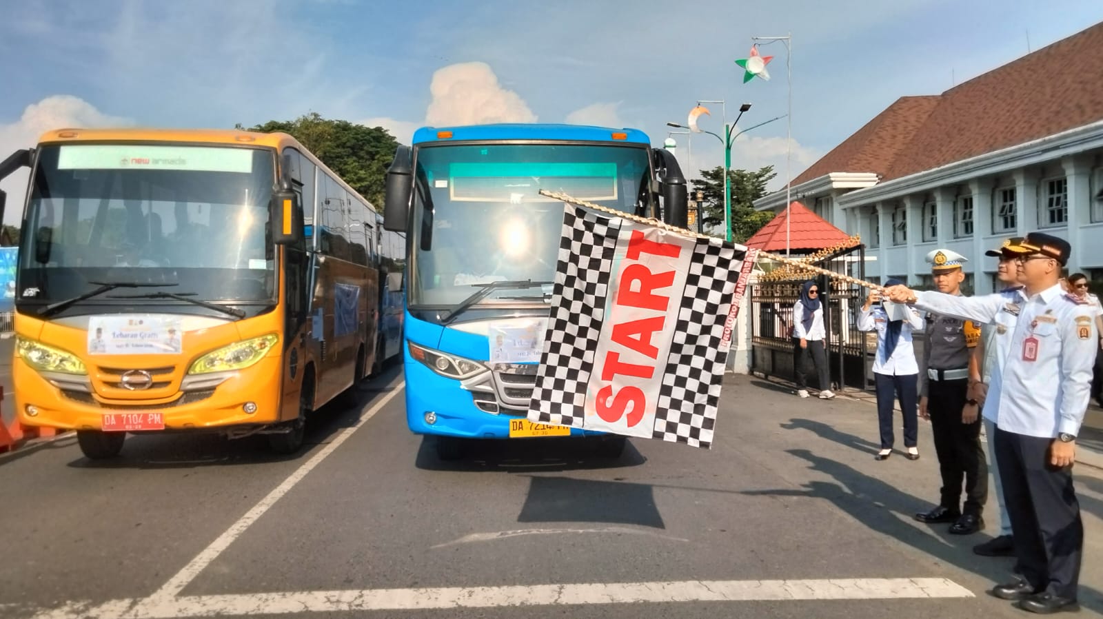 Delapan Armada Mudik Gratis yang digelar oleh pemerintah Kota Banjarbaru resmi dilepas (Sheilla/Radar Banjarmasin)