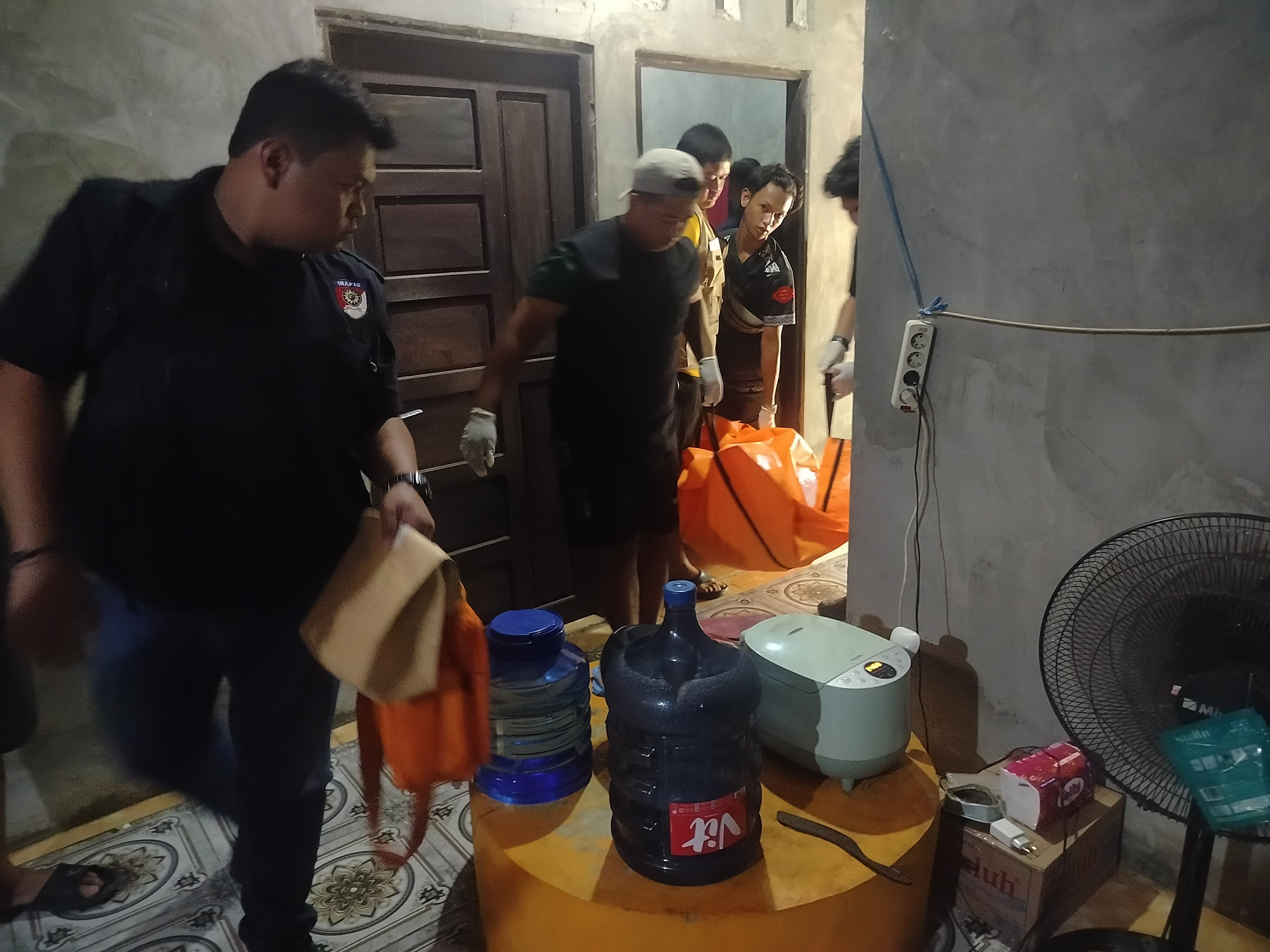 Tim Inafis Polres Banjarbaru saat mengevakuasi jenazah (Erik Untuk Radar Banjarmasin)