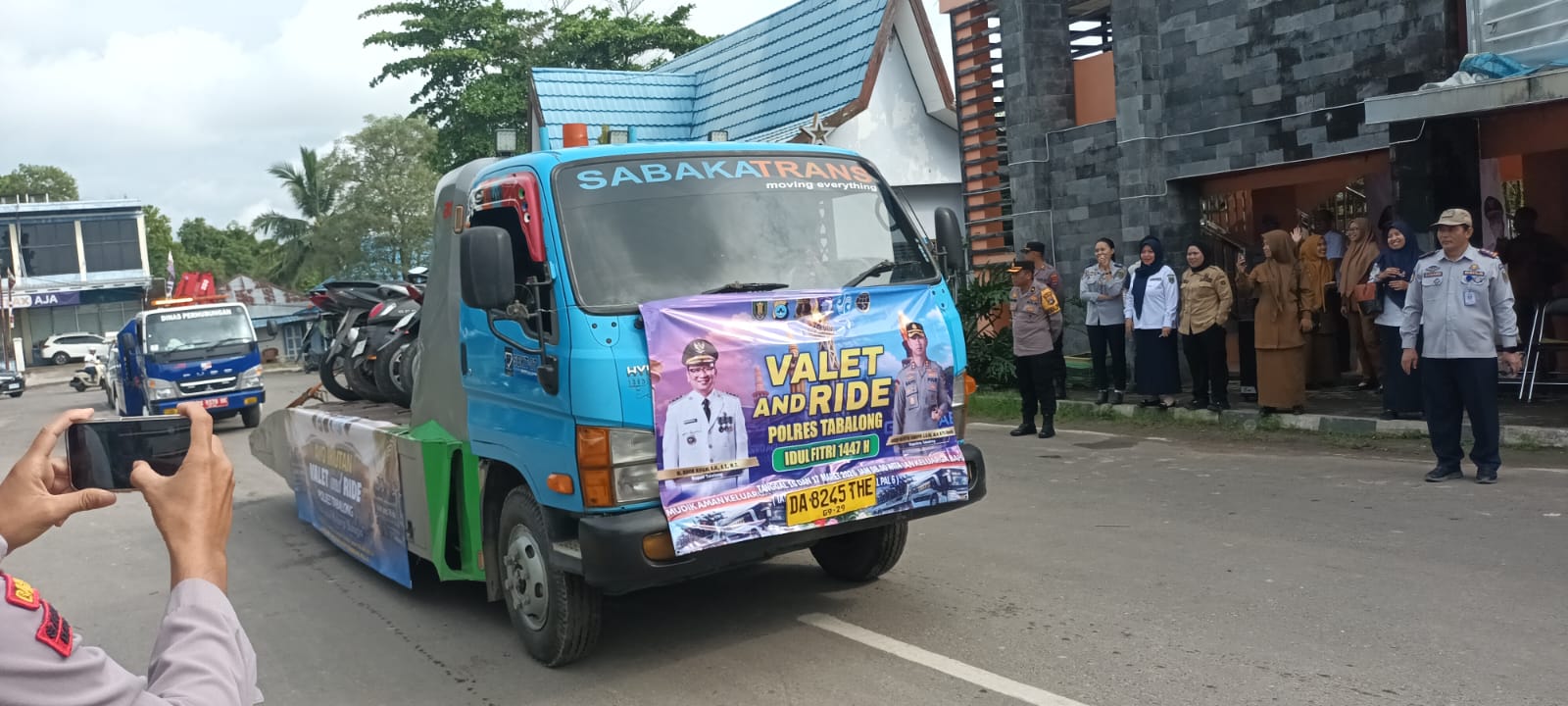 VALET AND RIDE : Truk towing Polres Tabalong saat membawa sepeda motor pemudik.  (Foto : Polres Tabalong untuk Radar Banjarmasin)