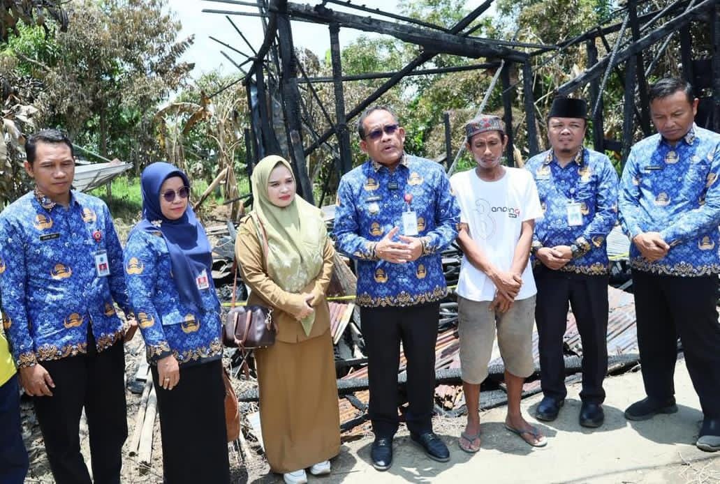  MOMEN:Bupati HSU, Sahrujani hadir di tengah warga untuk menyerahkan bantuan korban kebakaran di Sungai Durait Tengah, Kecamatan Babirik, Selasa (17/3/2026). 