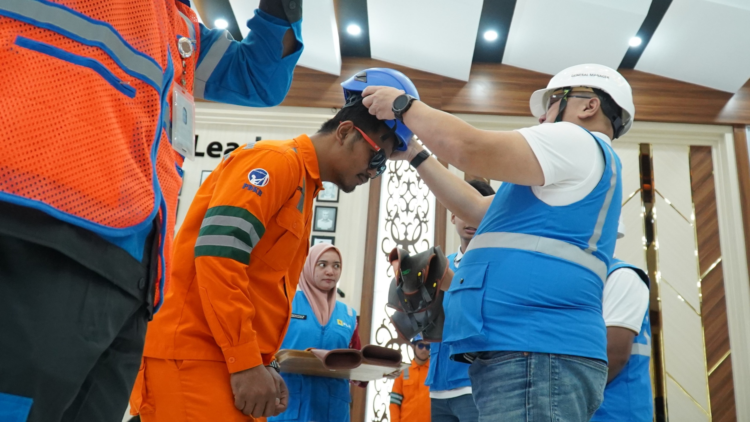 SIMBOLIS: GM PLN UID Kalselteng, Iwan Soelistijono memasangkan helm kepada salah satu personel saat Apel Siaga Kelistrikan RAFI 1447 Hijriyah di Banjarbaru.