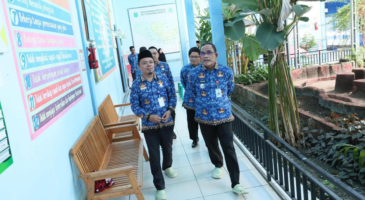 MENINJAU:Bupati Kabupaten Hulu Sungai Utara (HSU), H Sahrujani melihat Puskesmas Rawat Inap Babirik untuk memastikan pelayanan kesehatan kepada masyarakat berjalan optimal.