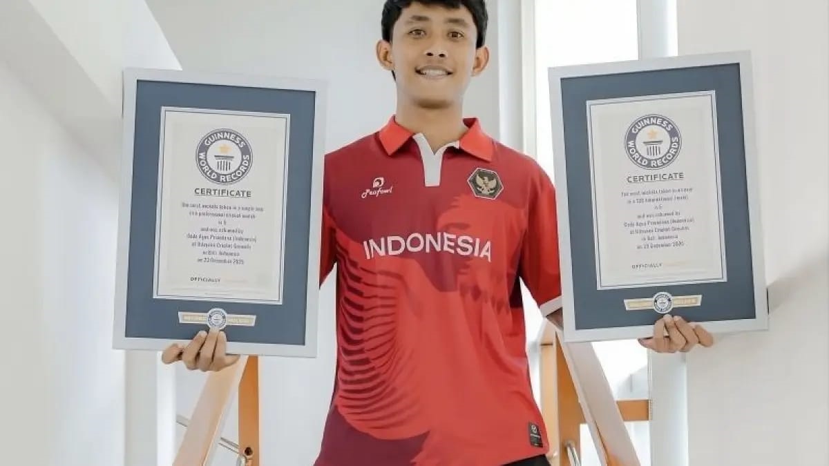 BANGGA: Atlet kriket Indonesia Gede Agus Priandana berpose dengan sertifikat Guinness World Records (GWR) di kantor operasi Persatuan Cricket Indonesia, Jakarta, Kamis (12/3/2026). 