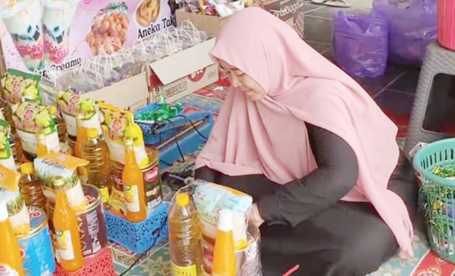 PARSEL: Novia Eka Saputri, salah satu penjual parsel di Banjarbaru kebanjiran pesanan jelang Idulfitri. 