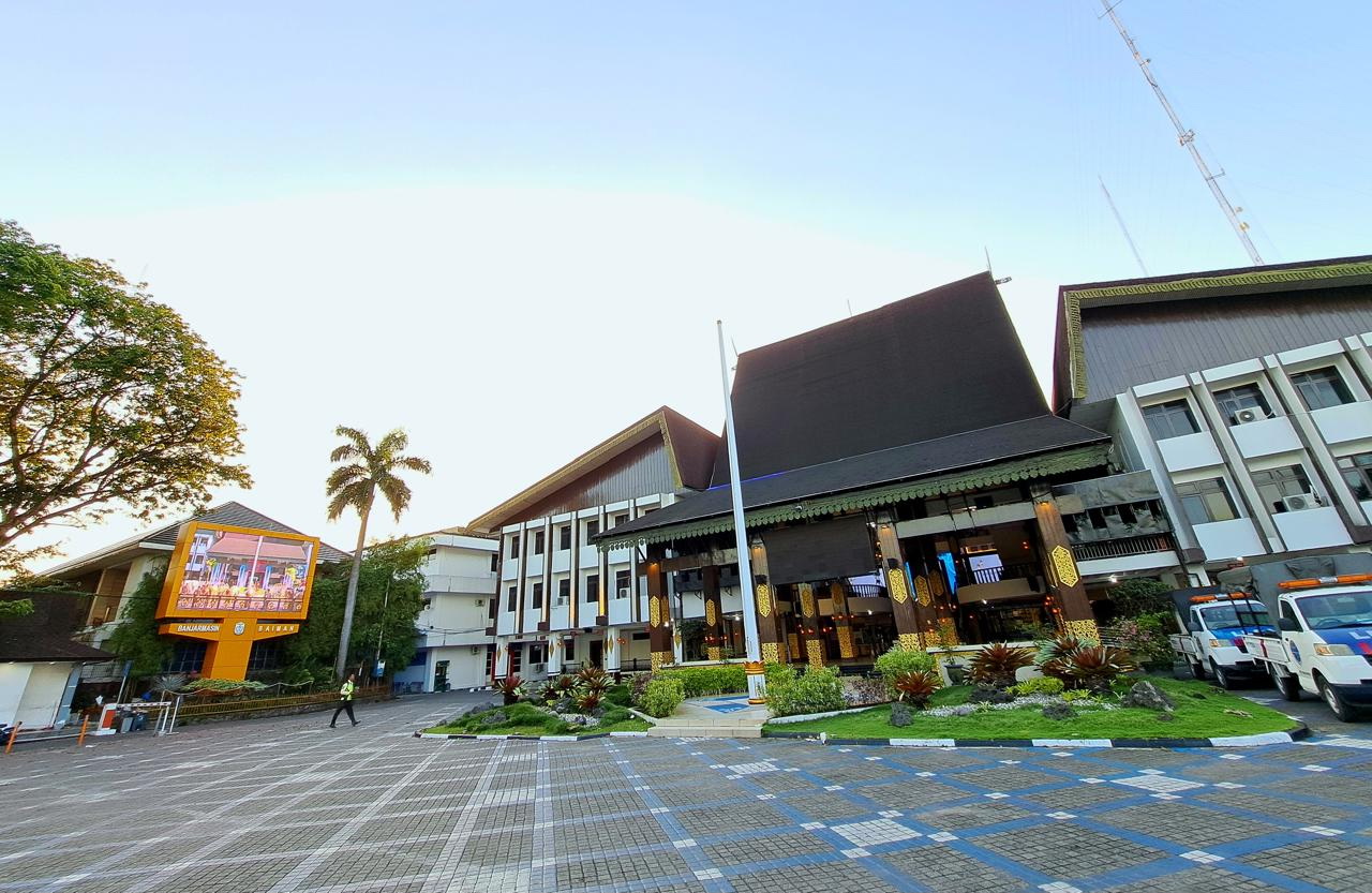 TERASA BERBEDA: Halaman Balai Kota Banjarmasin disiapkan sebagai lokasi Salat Idulfitri dengan kapasitas ribuan jemaah. Pemko juga menyiapkan door prize umrah bagi peserta.