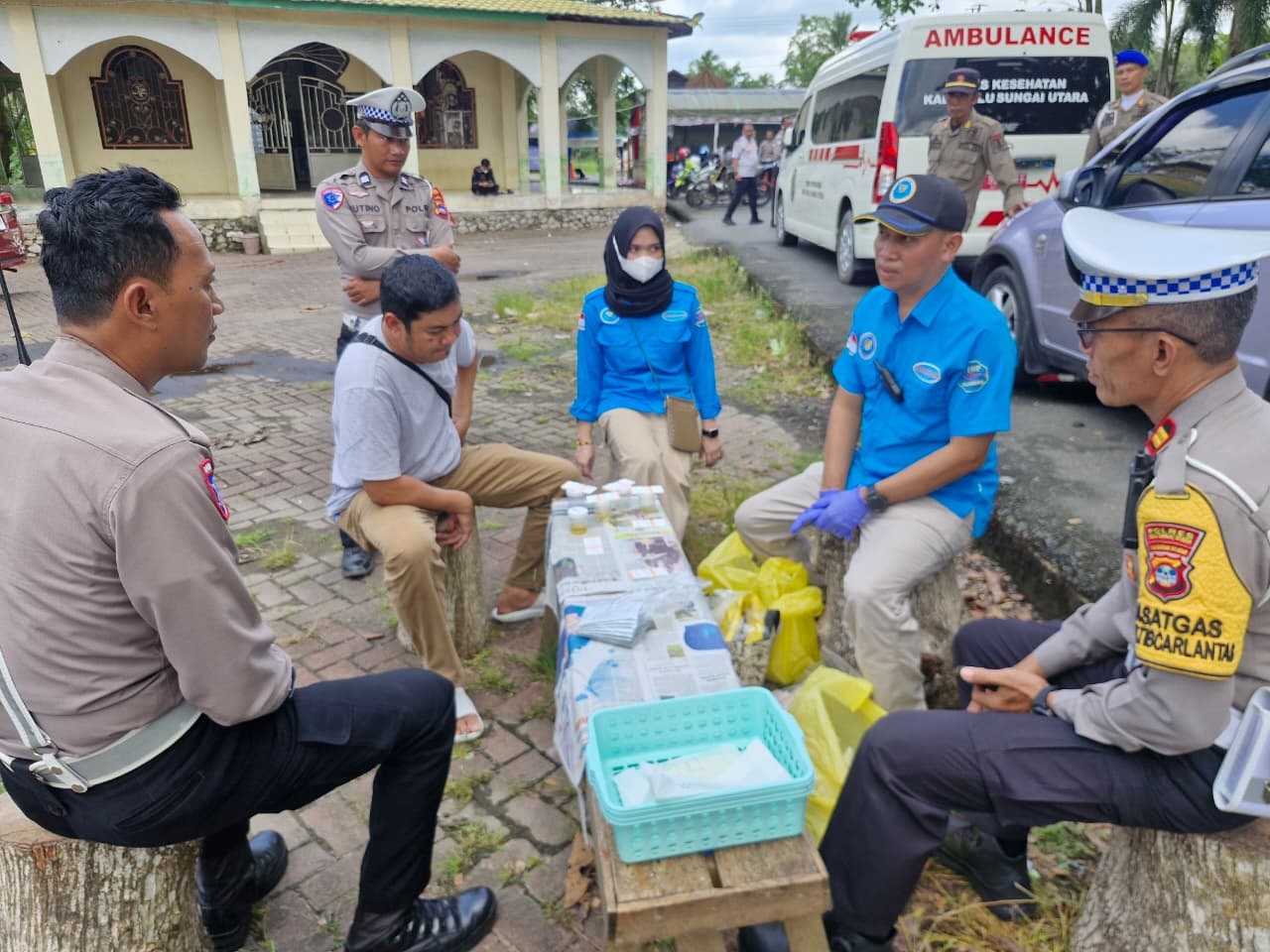 PEMERIKSAAN: Sopir angkutan umum di wilayah hukum Polres Hulu Sungai Utara, jalani tes urine di Rest Area Puteri Junjung Buih Kota Amuntai. 