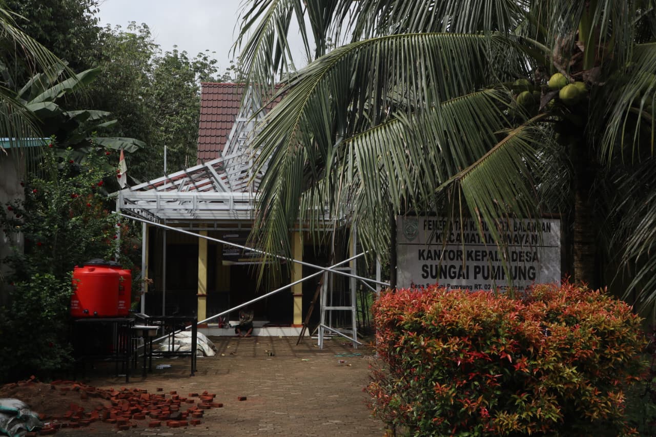 KANTOR DESA: Pusat administrasi Desa Sungai Pumpung, Kecamatan Awayan, Balangan.