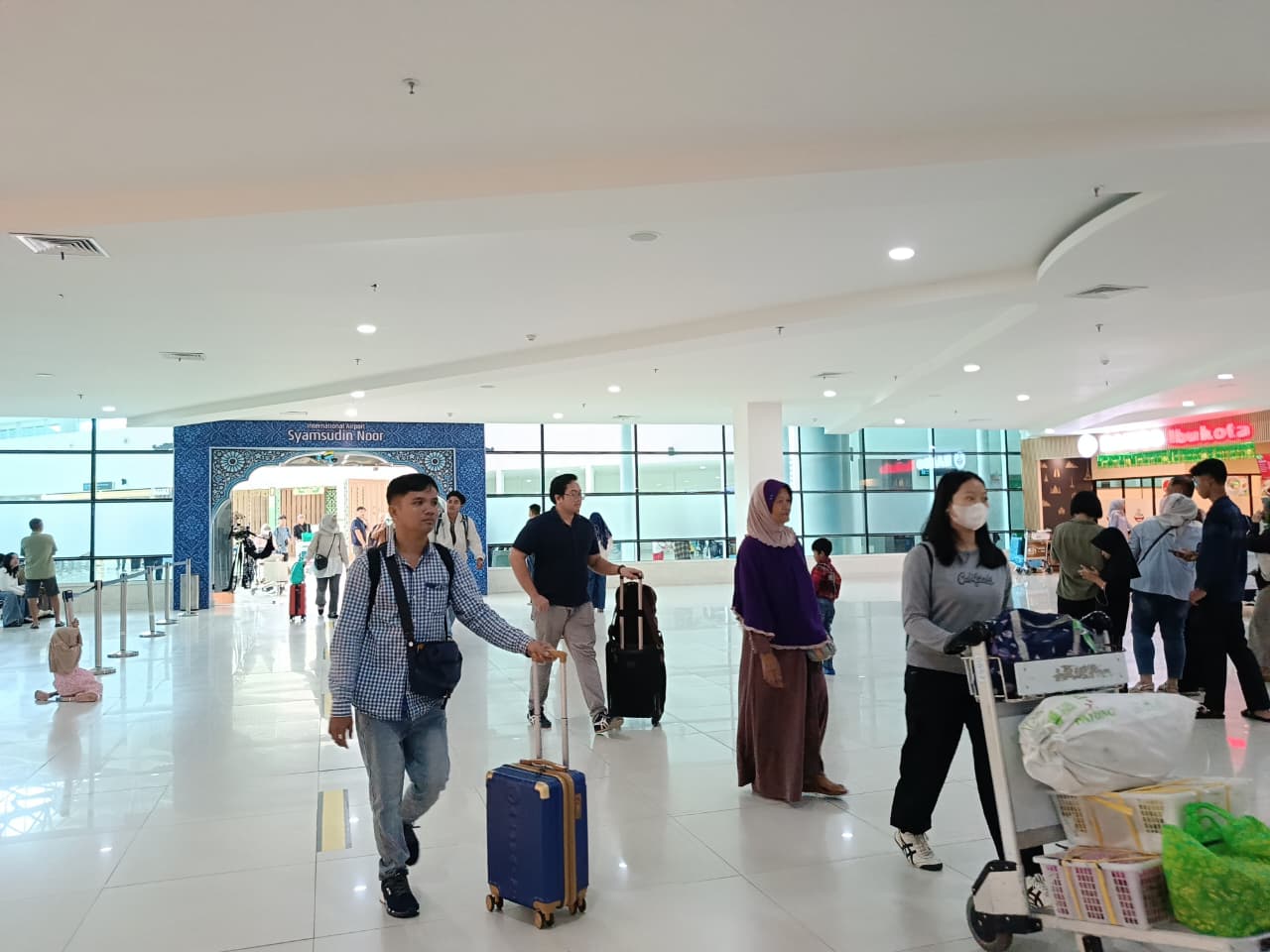 MULAI RAMAI: Arus mudik di Bandara Syamsudin Noor mulai dipadati penumpang, Selasa (17/3).