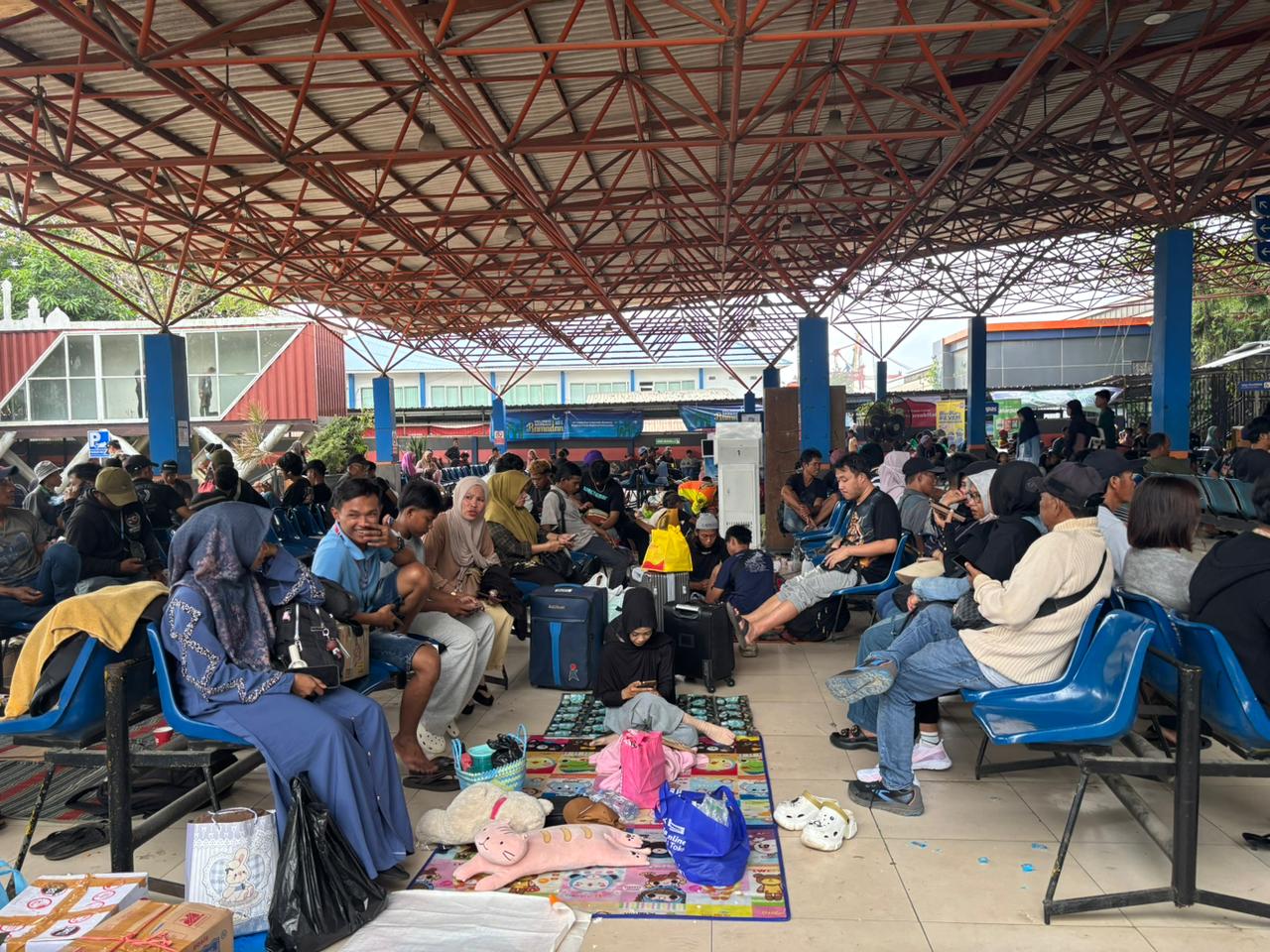 Suasana Pelabuhan Trisakti Banjarmasin, Selasa (17/3). penumpang kapal laut mengalami peningkatan jelang lebaran. 