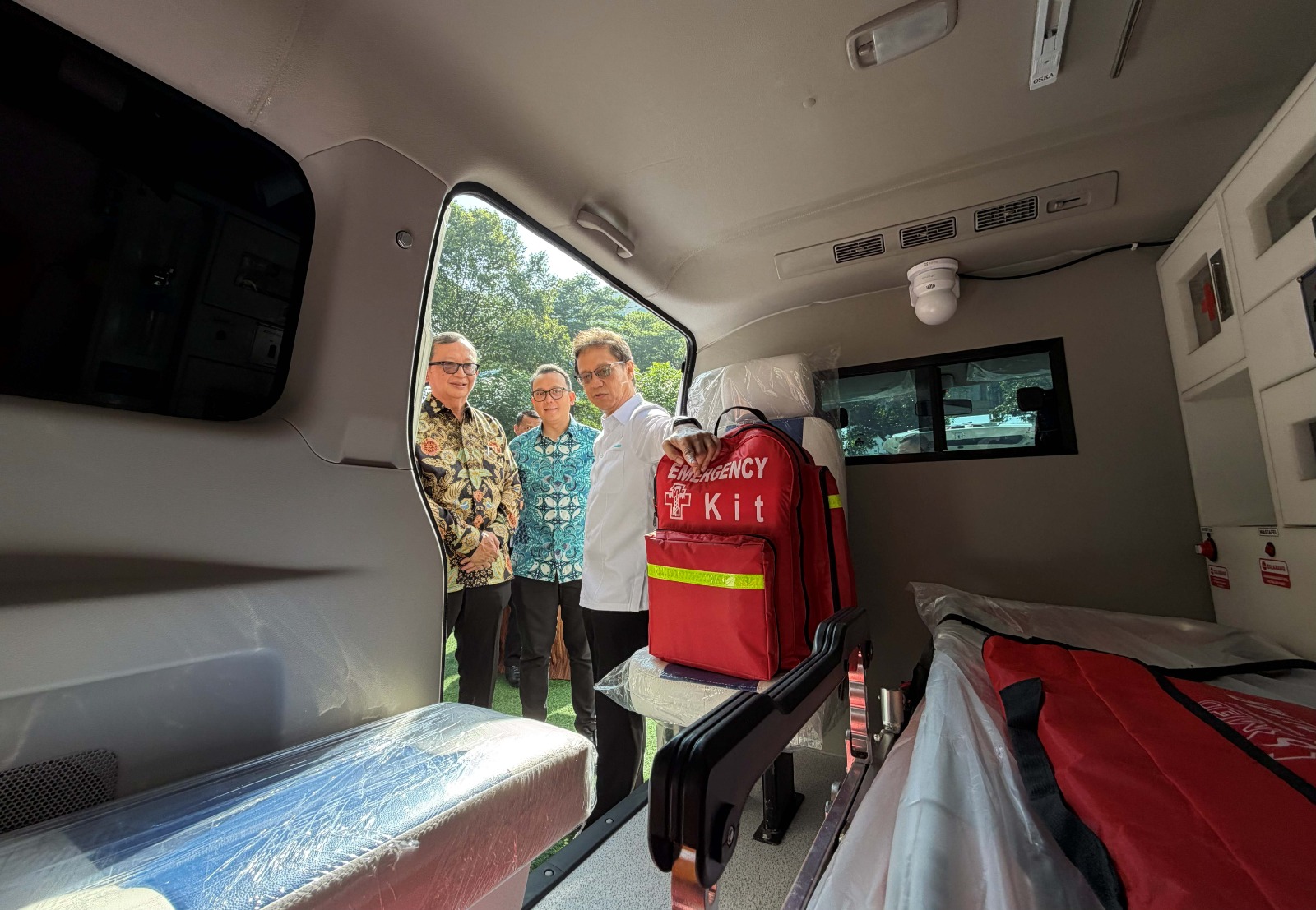 MENINJAU: Menkes Budi Gunadi Sadikin (kanan) bersama Direktur Astra Hamdhani Dzulkarnaen Salim dan Boy Kelana Soebroto meninjau ambulans bantuan Astra di Kemenkes RI, Kamis (12/3/2026).