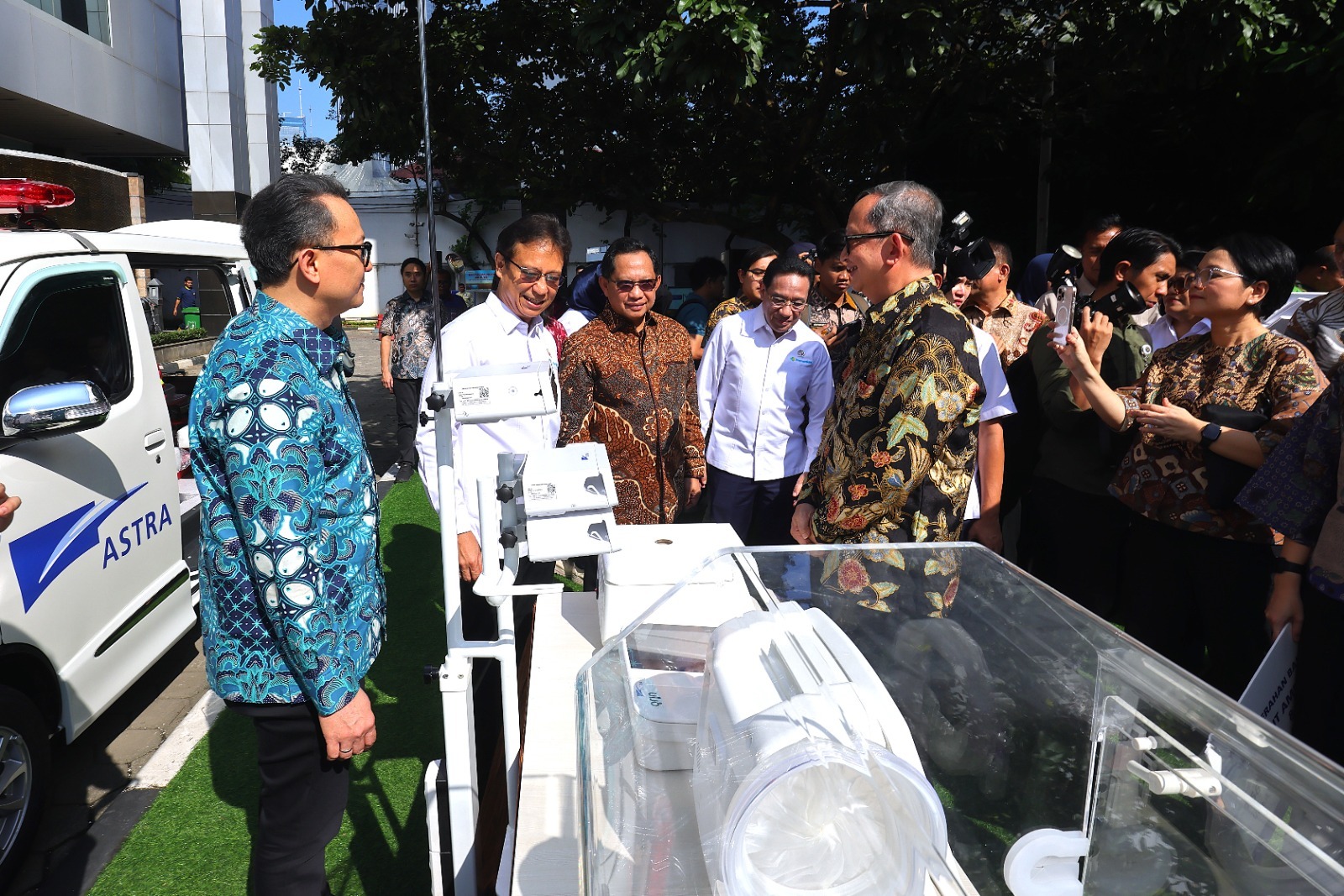 ALAT KESEHATAN: Menkes Budi Gunadi Sadikin, Mendagri Tito Karnavian, jajaran Astra dan Wamenkes meninjau bantuan alat kesehatan dari Astra Otoparts di Kemenkes RI.