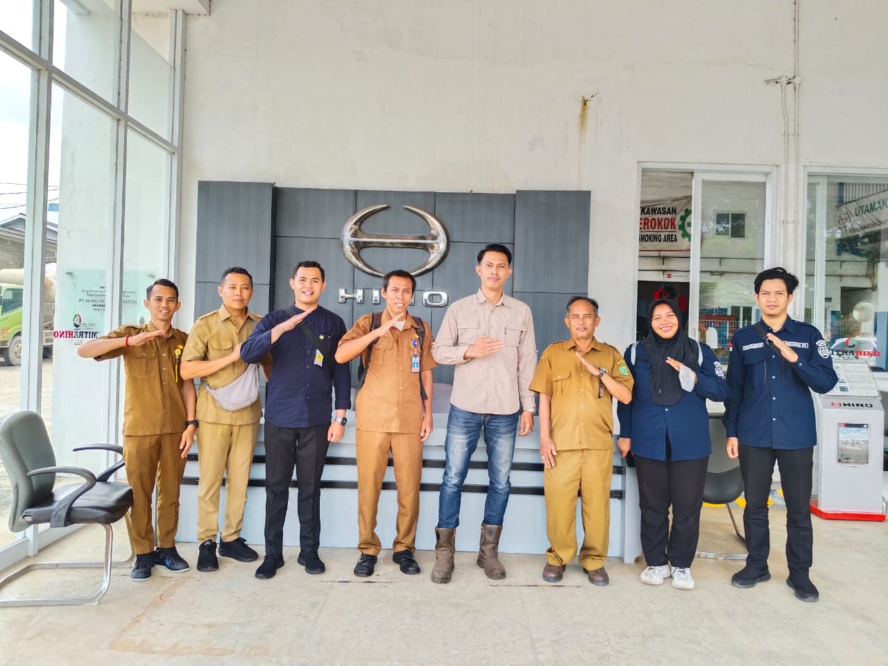 MONITORING: Jajaran Disnaker Tapin saat monitoring ke perusahaan-perusahaan yang ada di Tapin terkait kepatuhan mereka membayar THR karyawan.