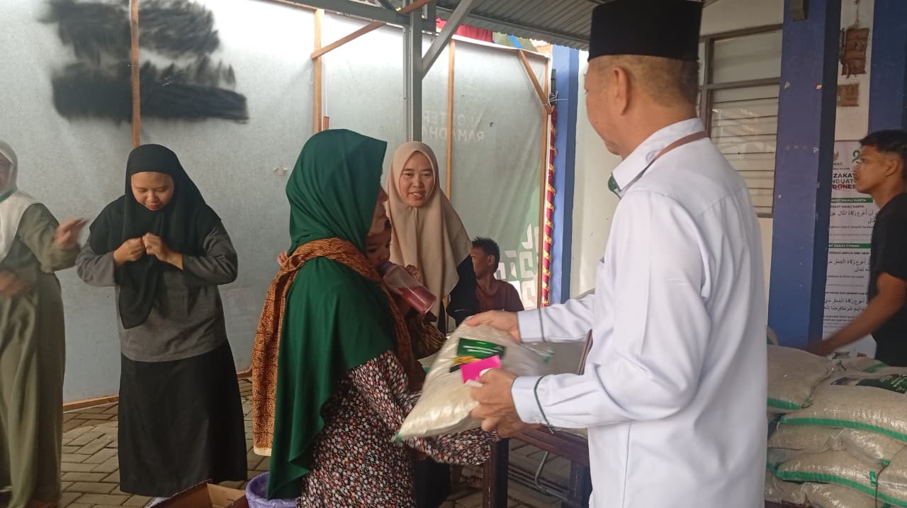 SALURKAN: Baznas HSS salurkan beras zakat fitrah untuk kaum duafa di Kandangan.