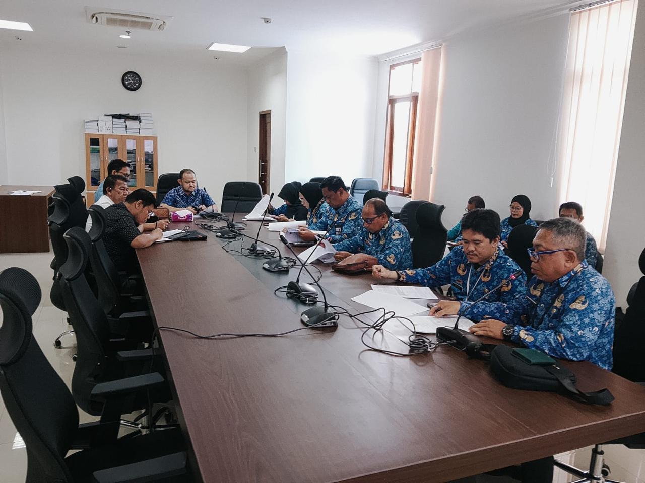 LINDUNGI UMKM: Anggota Pansus DPRD Kota Banjarmasin bersama perwakilan dinas terkait membahas Raperda Perlindungan Pedagang Kecil di ruang Komisi II DPRD Banjarmasin, belum lama tadi.