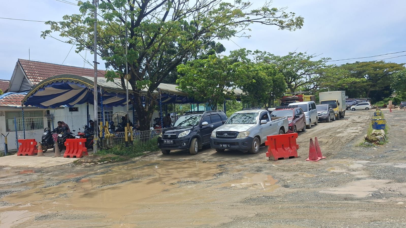 MENUNGGU: Penumpang feri di Pelabuhan Tanjung Serdang menggunakan kendaraan roda dua dan roda empat menunggu masuk kapal.