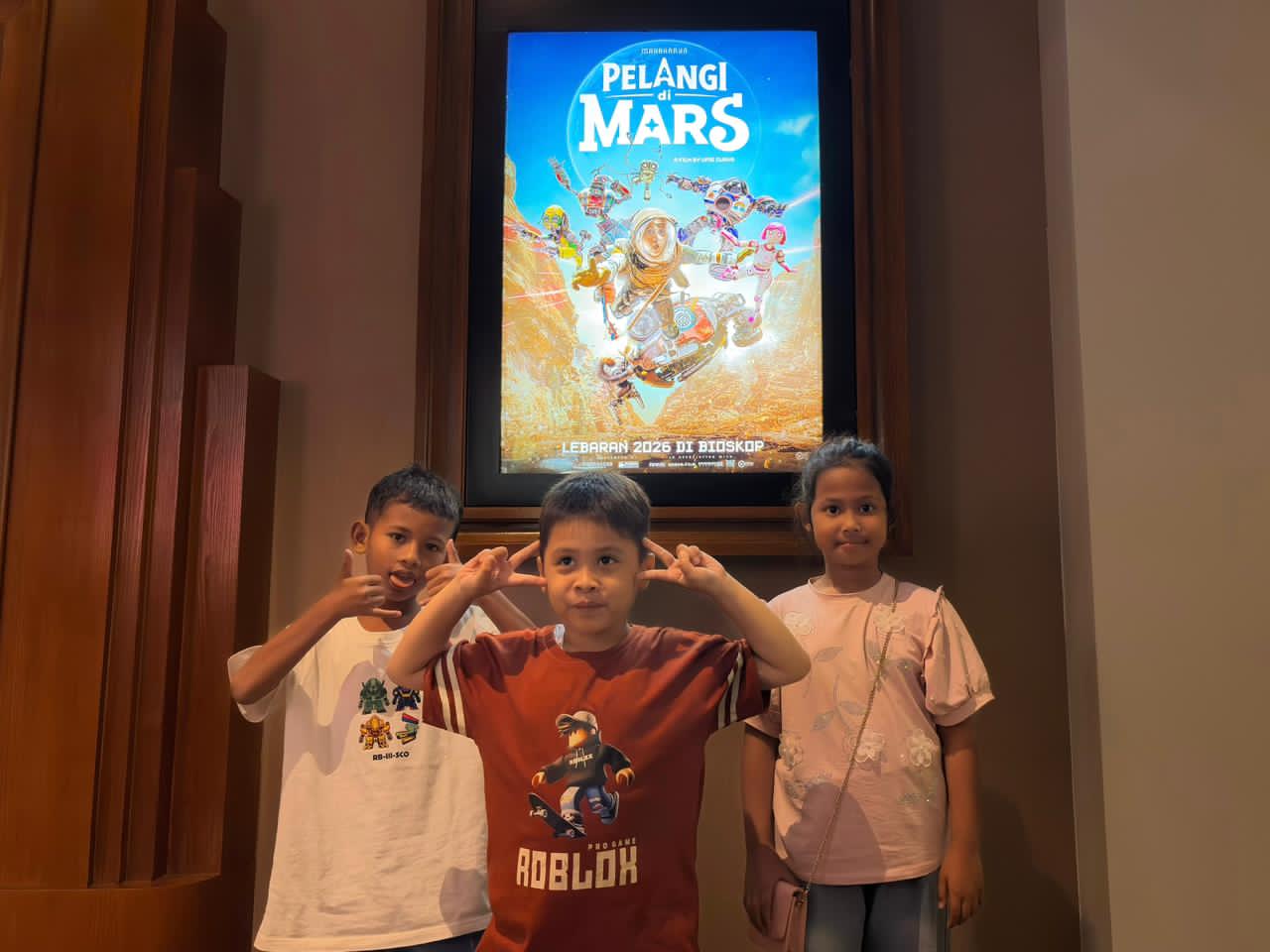 GEMBIRA: Anak-anak tampak gembira pasca menonton Pelangi di Mars yang tayang perdana di XXI Duta Mall Banjarmasin, Rabu (18/3/2026).