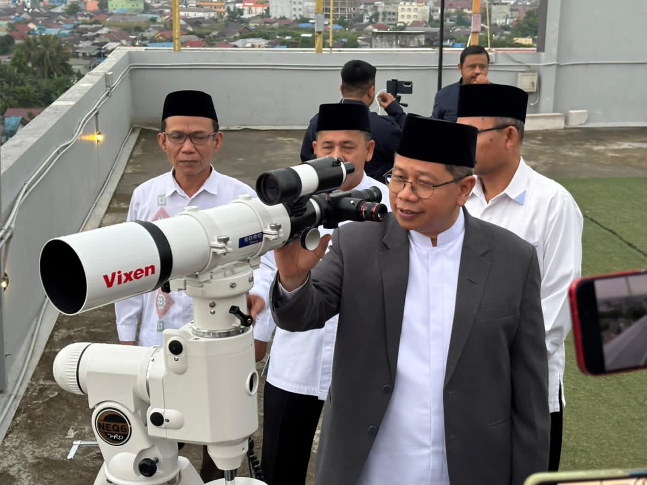 TEROPONG:Kakanwil Kemenag Kalsel, Muhammad Tambrin melakukan rukyatul hilal Zuri Express Banjarmasin, (19/3/2026). Menag RI sebut hilal tidak terlihat di 117 titik pengamatan di Indonesia.