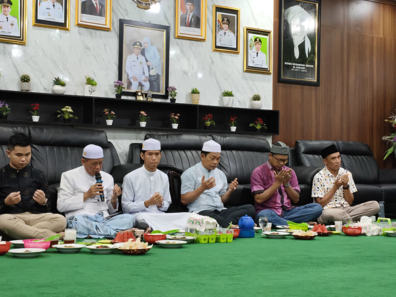 MITRA PEMBANGUNAN:Bupati Kabupaten Balangan, Abdul Hadi berbincang hangat dengan para wartawan pada acara buka puasa bersama di kediaman dinasnya, Kamis (19/3/2026).