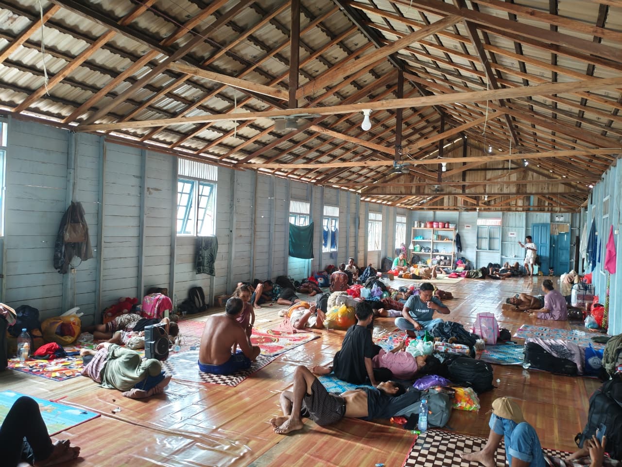 TERTUNDA: Ratusan penumpang KMP Awu-Awu beristirahat di ruang penampungan sementara di Pelabuhan ASDP Batulicin, Tanah Bumbu, Rabu (18/3).