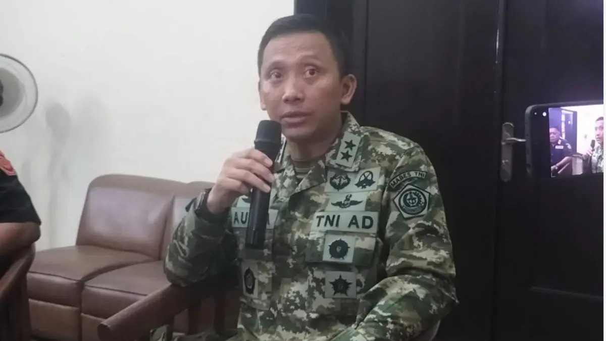 PENYELIDIKAN: Kapuspen TNI, Mayjen TNI Aulia Dwi Nasrullah menyampaikan keterangan perihal penyelidikan internal atas opini berkembang dugaan pelaku berasal dari TNI. (Sahrul Yunizar/Jawa Po)