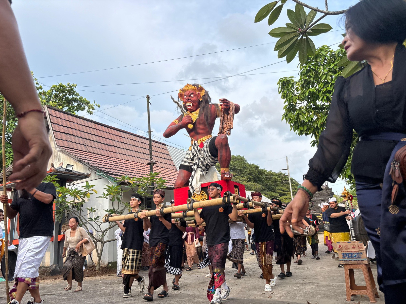PERAYAAN: Ratusan umat Hindu di Banjarmasin melakukan Pawai Ogoh-Ogoh yang diarak keliling mulai dari Pura Agung Jagat Natha Jalan Gatot Subroto, Banjarmasin Timur.