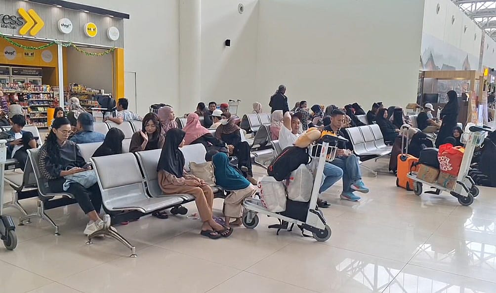 TUNGGU TERBANG: Penumpang pesawat di Bandara Syamsudin Noor terus meningkat jelang lebaran. Harga tiket pun naik tinggi. 