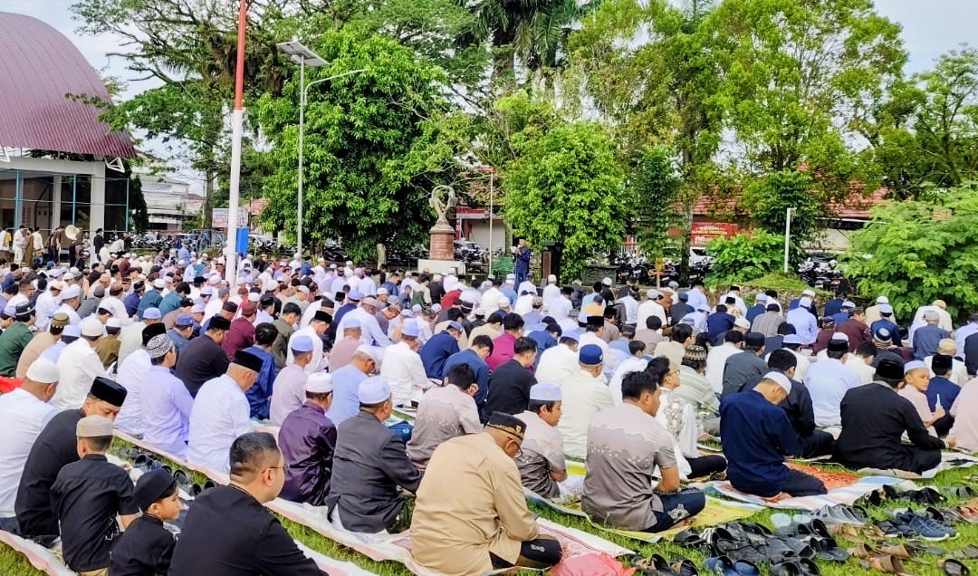 RAMAI: Warga Muhammadiyah Kota Amuntai, Kabupaten HSU melaksanakan salat Idulfitri di Lapangan Pahlawan Amuntai. 