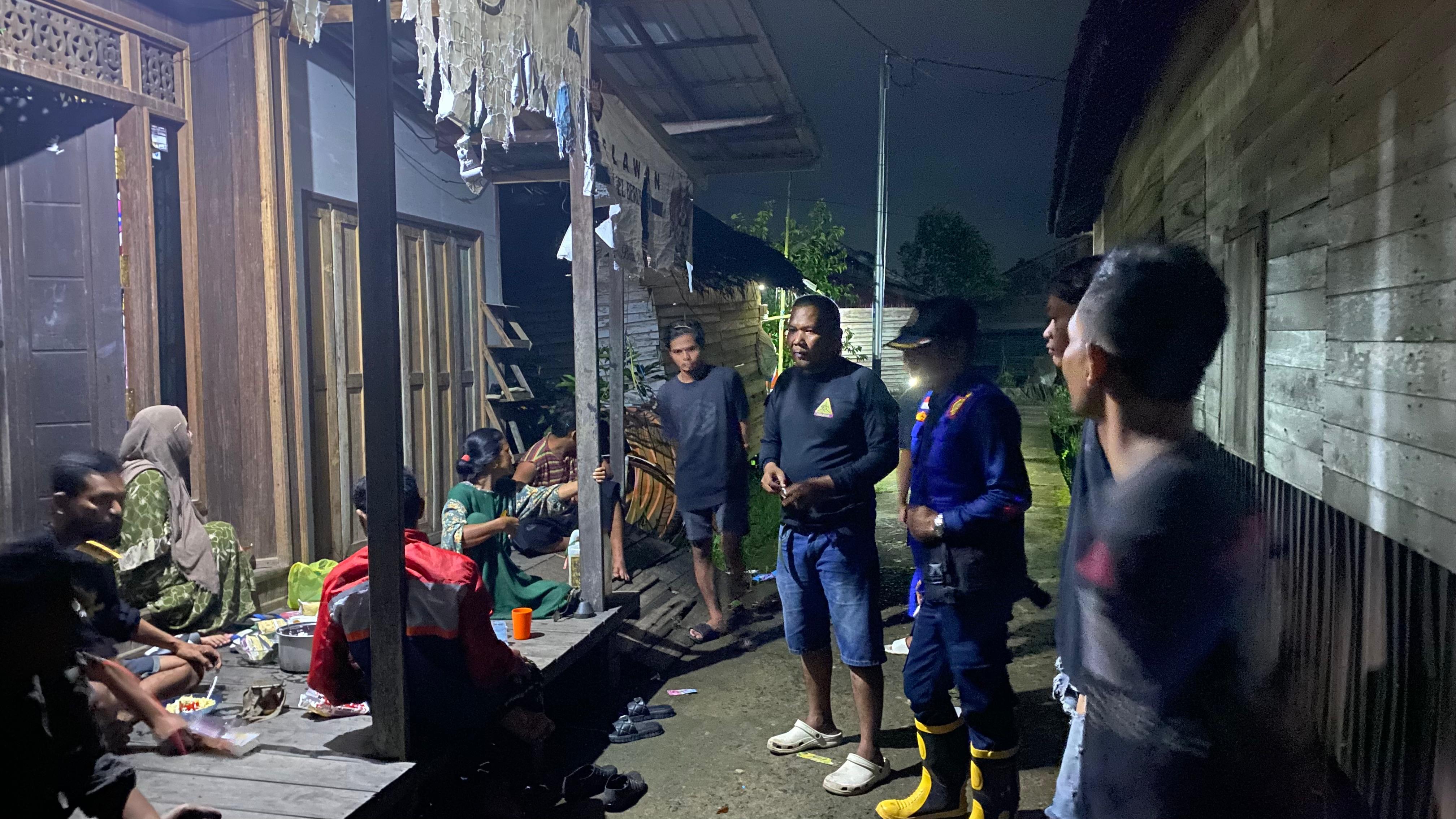 PENCARIAN: Anggota Damkar HSU dan relawan melakukan pencarian terhadap korban yang diduga hilang saat mencari kayu di hutan. (Foto: Istimewa/Radar Banjarmasin)