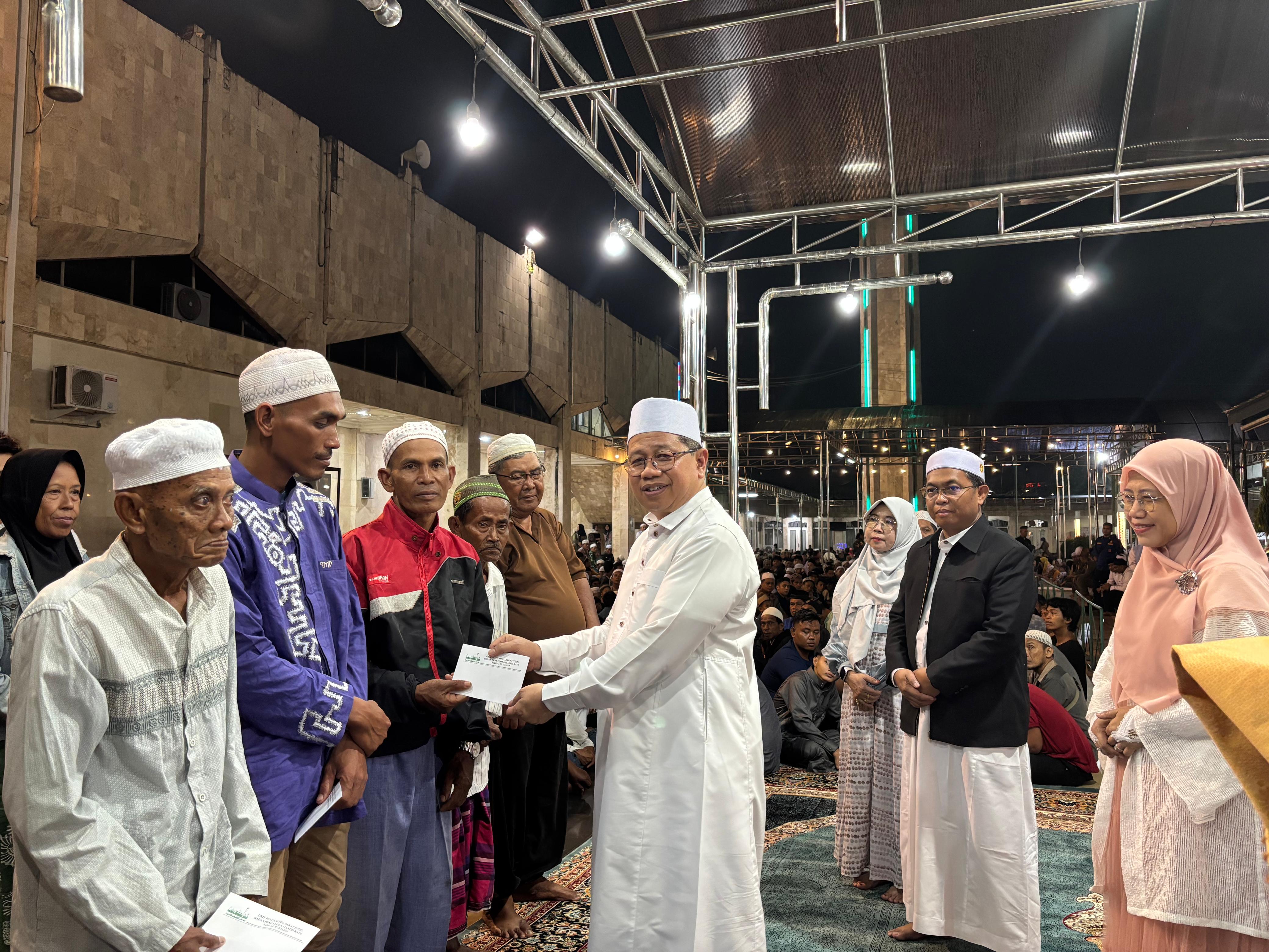 PENDISTRIBUSIAN: Ketua Badan Pengelola Masjid Raya Sabilal Muhtadin, M Tambrin mendirikan pendistribusian ZIS dalam bentuk tunai.  