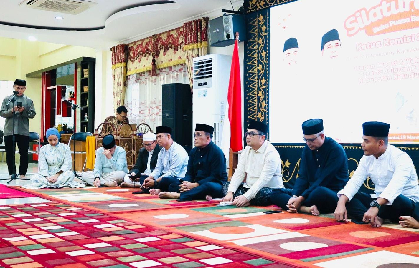 MOMEN:Bupati HSU, H Sahrujani dan Ketua Komisi II DPR RI, M Rifqinizamy Karsayuda berbuka puasa dengan jajaran pejabat HSU di Mess Negara Dipa.
