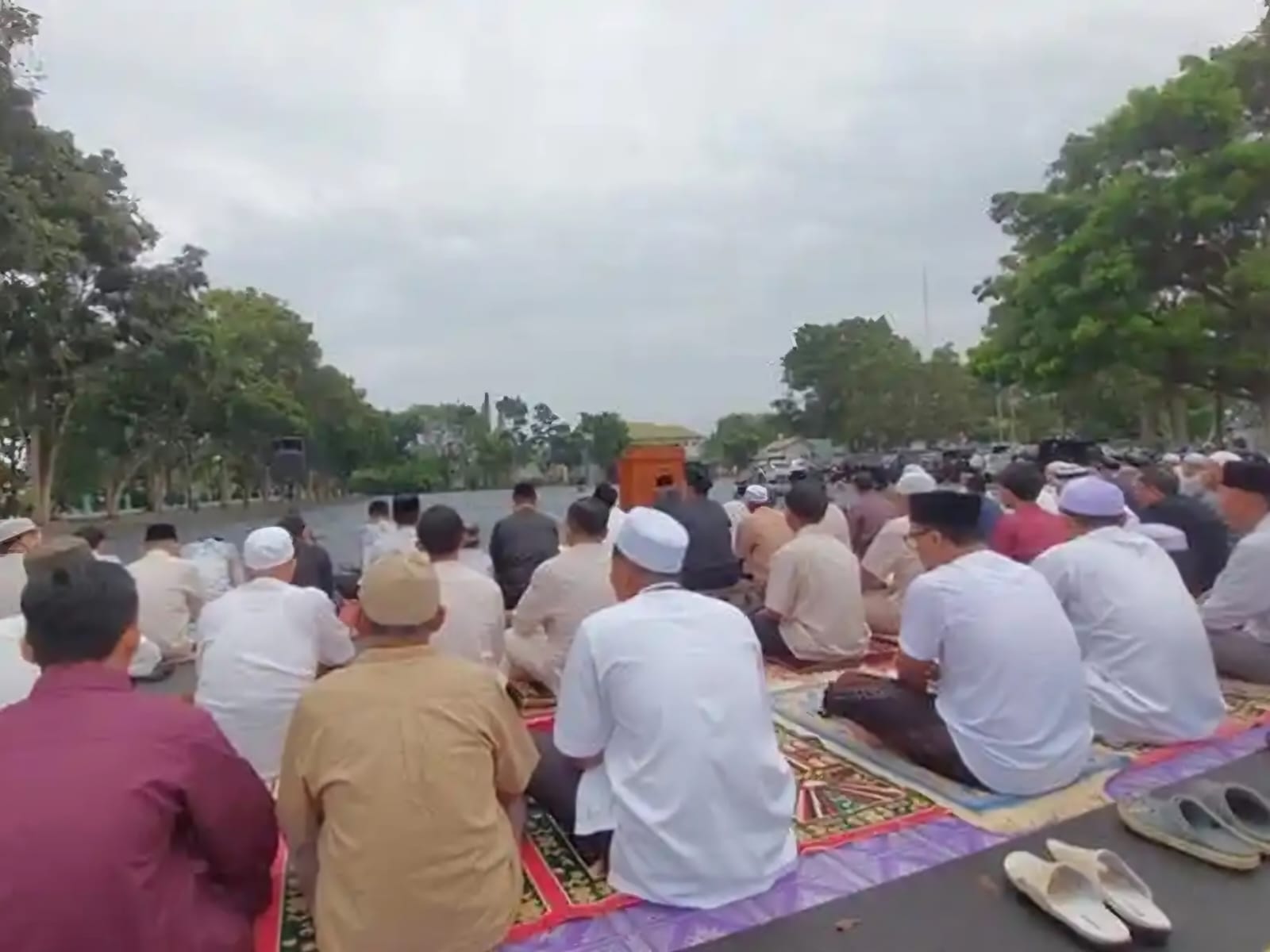 KHIDMAT : Suasana pelaksanaan Salat Id Muhammadiyah di Halaman Pertasi Kencana Pelaihari.