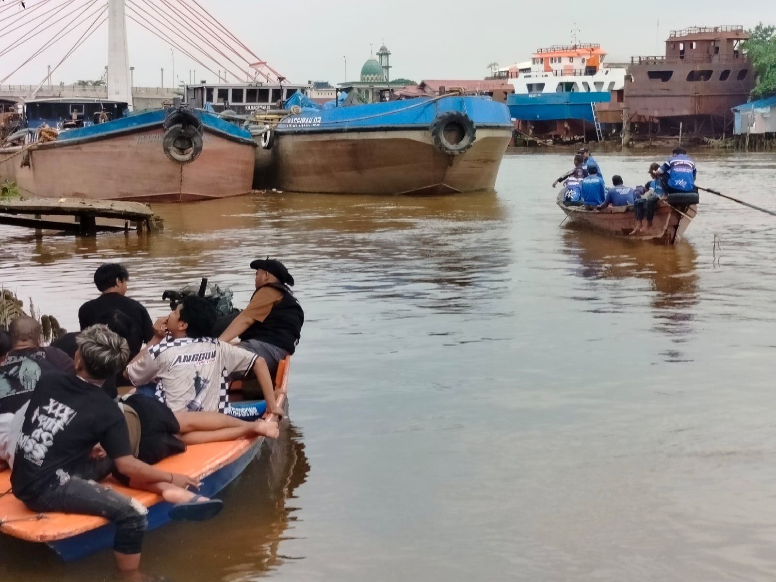 PENCARIAN: Tim relawan Water Rescue Alalak Selatan bersama emergency melakukan penyelaman mencari korban tenggelam di Sungai Alalak, Jumat (20/3) pagi.