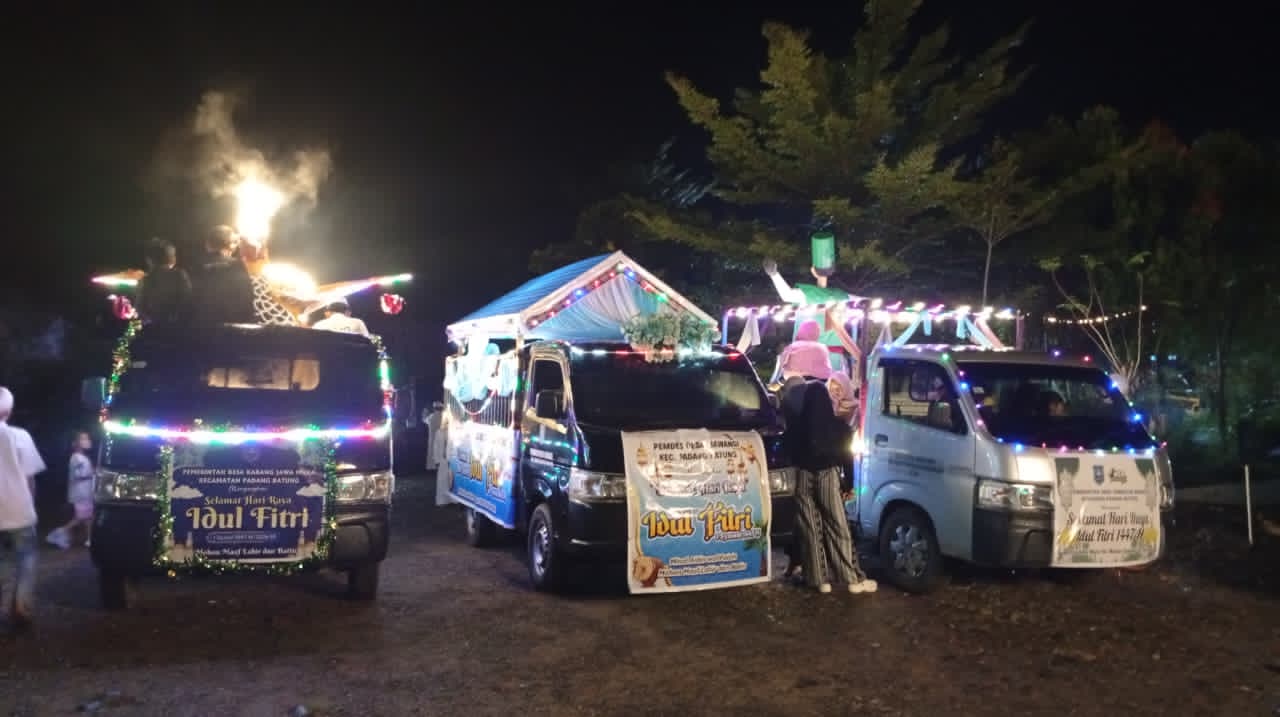 PAWAI TAKBIRAN:Beberapa mobil hias ikuti pawai takbiran di Padang Batung, Jumat (20/3/2026) malam.