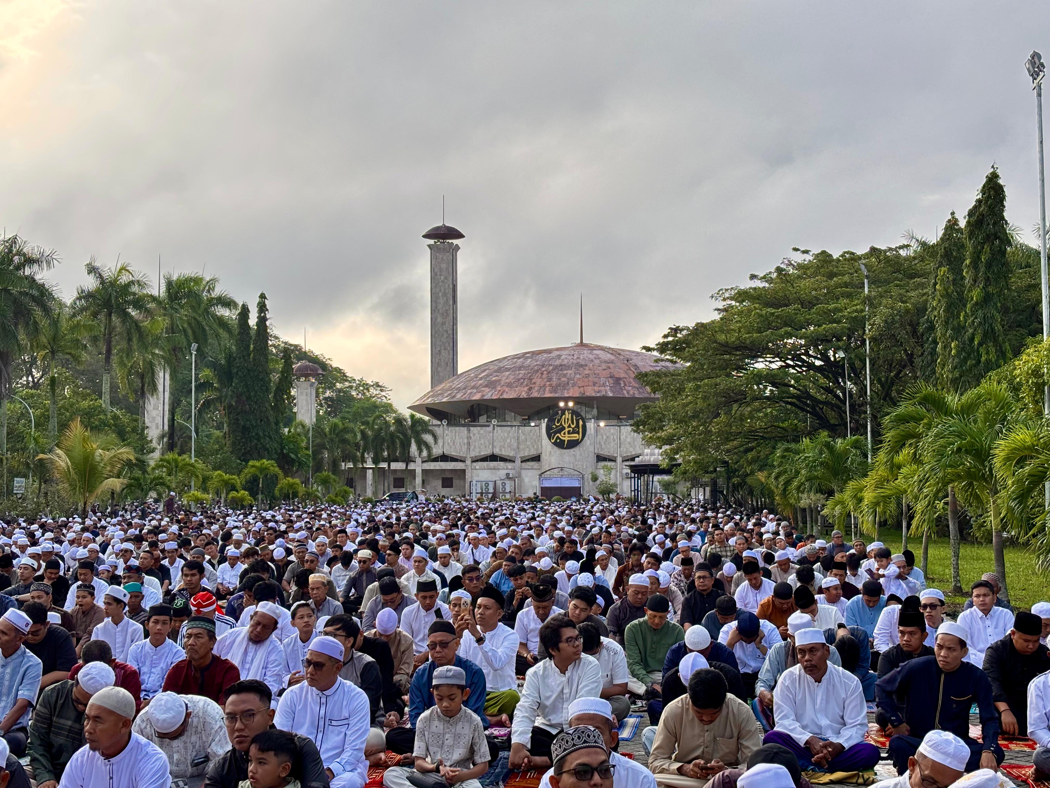 KHUSYUK:Salat Idulfitri 1447 Hijriah di halaman Masjid Raya Sabilal Muhtadin Banjarmasin dipadati jemaah, Sabtu (21/3/2026).